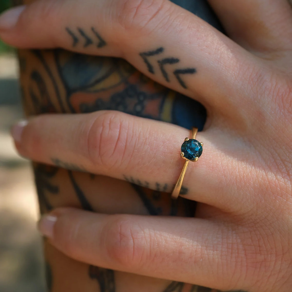 Ring Mermaid petrolblauer Topas aus 925er Sterlingsilber vergoldet - am Finger getragen, Aufsicht