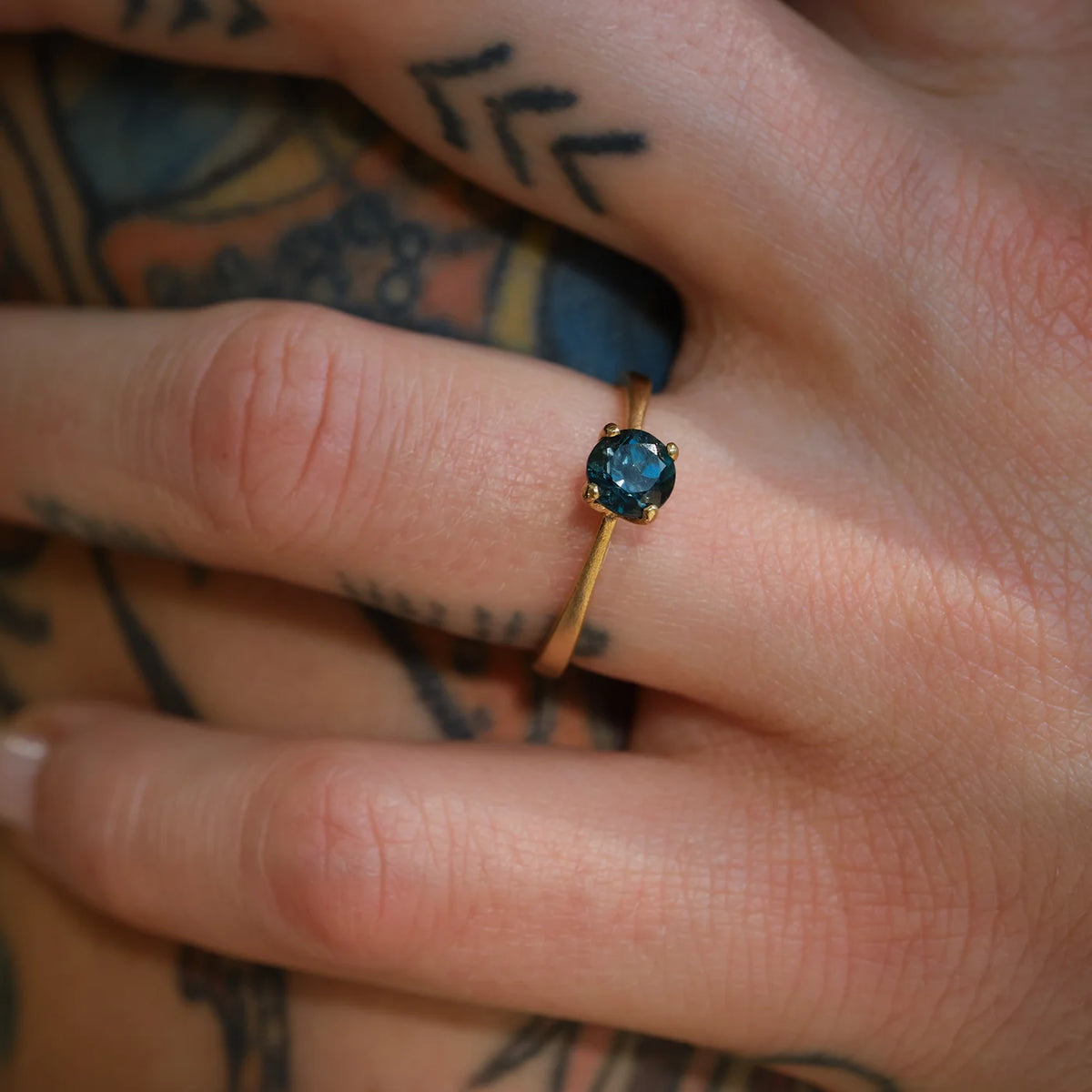 Ring Mermaid petrolblauer Topas aus 925er Sterlingsilber vergoldet - Nahaufnahme des Steins