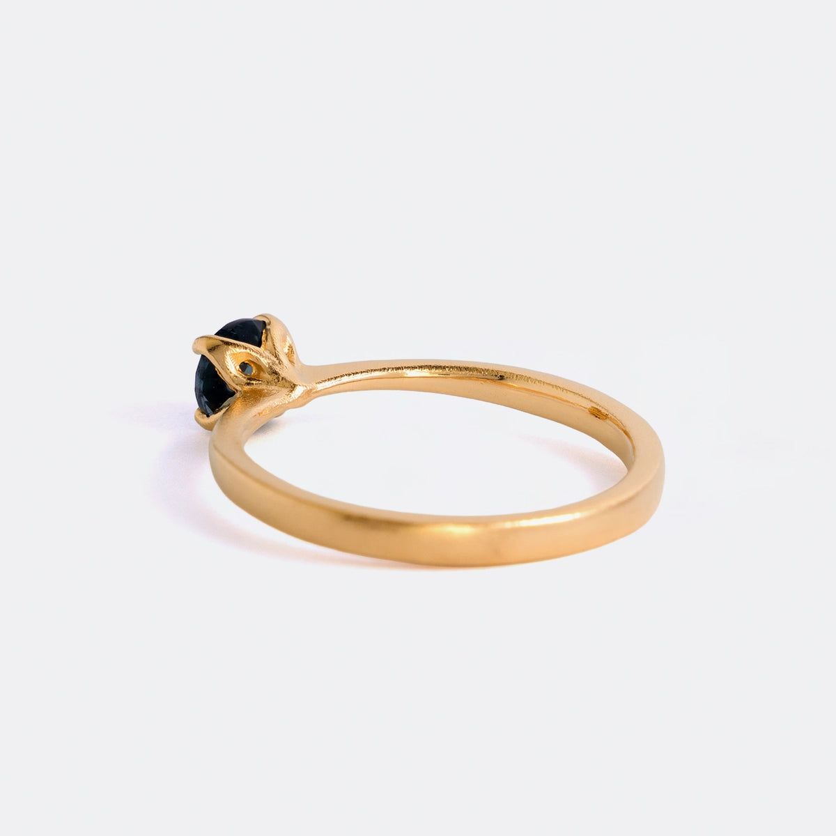 Ring Mermaid aus 925er Sterlingsilber vergoldet mit rundem petrolblauem Topas 5 mm - Seitenansicht 150°