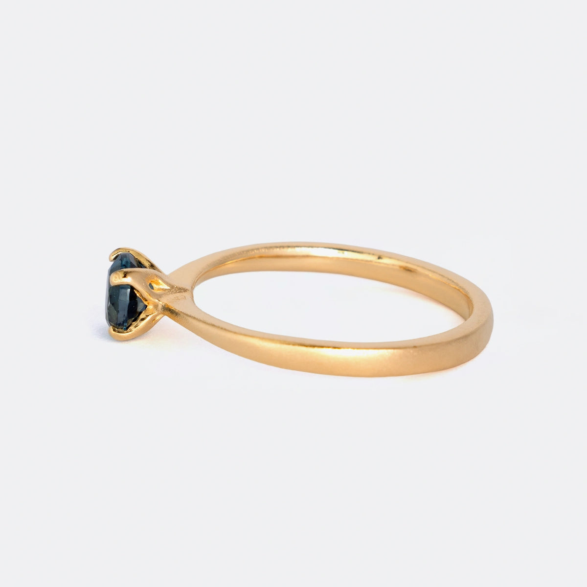 Ring Mermaid aus 925er Sterlingsilber vergoldet mit rundem petrolblauem Topas 5 mm - Seitenansicht 90°