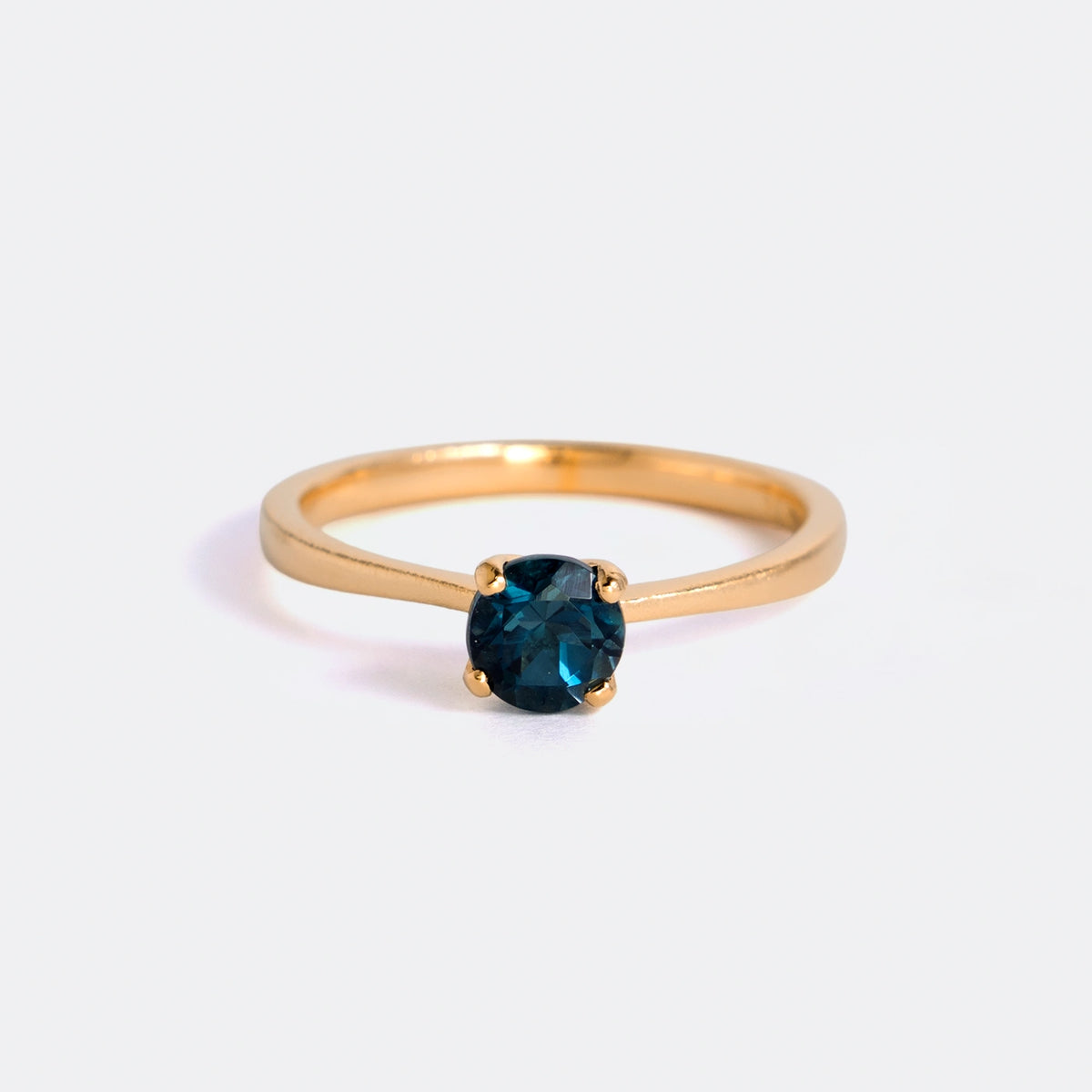 Ring Mermaid aus 925er Sterlingsilber vergoldet mit rundem petrolblauem Topas 5 mm - Frontansicht