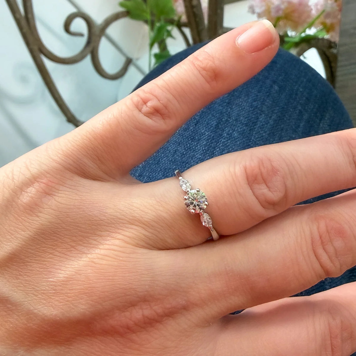 Ring Petite Fleur 0,50 ct aus 950er Platin mit Brillant und zwei Navetten - am Finger getragen, Aufsicht mit gespreizten Fingern