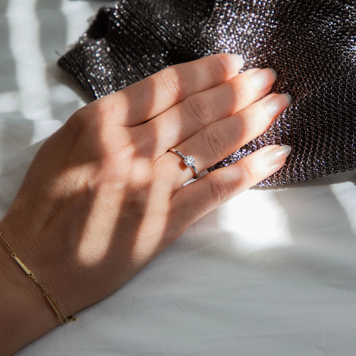 Ring Petite Fleur Solitär 0,50 ct aus 950er Platin mit Brillant - am Finger getragen, ganze Hand