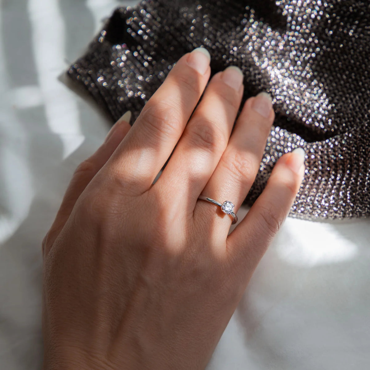 Ring Petite Fleur Solitär 0,50 ct aus 950er Platin mit Brillant - am Finger getragen, Aufsicht