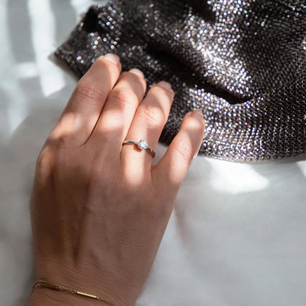 Ring Petite Fleur Solitär 0,50 ct aus 950er Platin mit Brillant - am Finger getragen, ganze Hand, Aufsicht