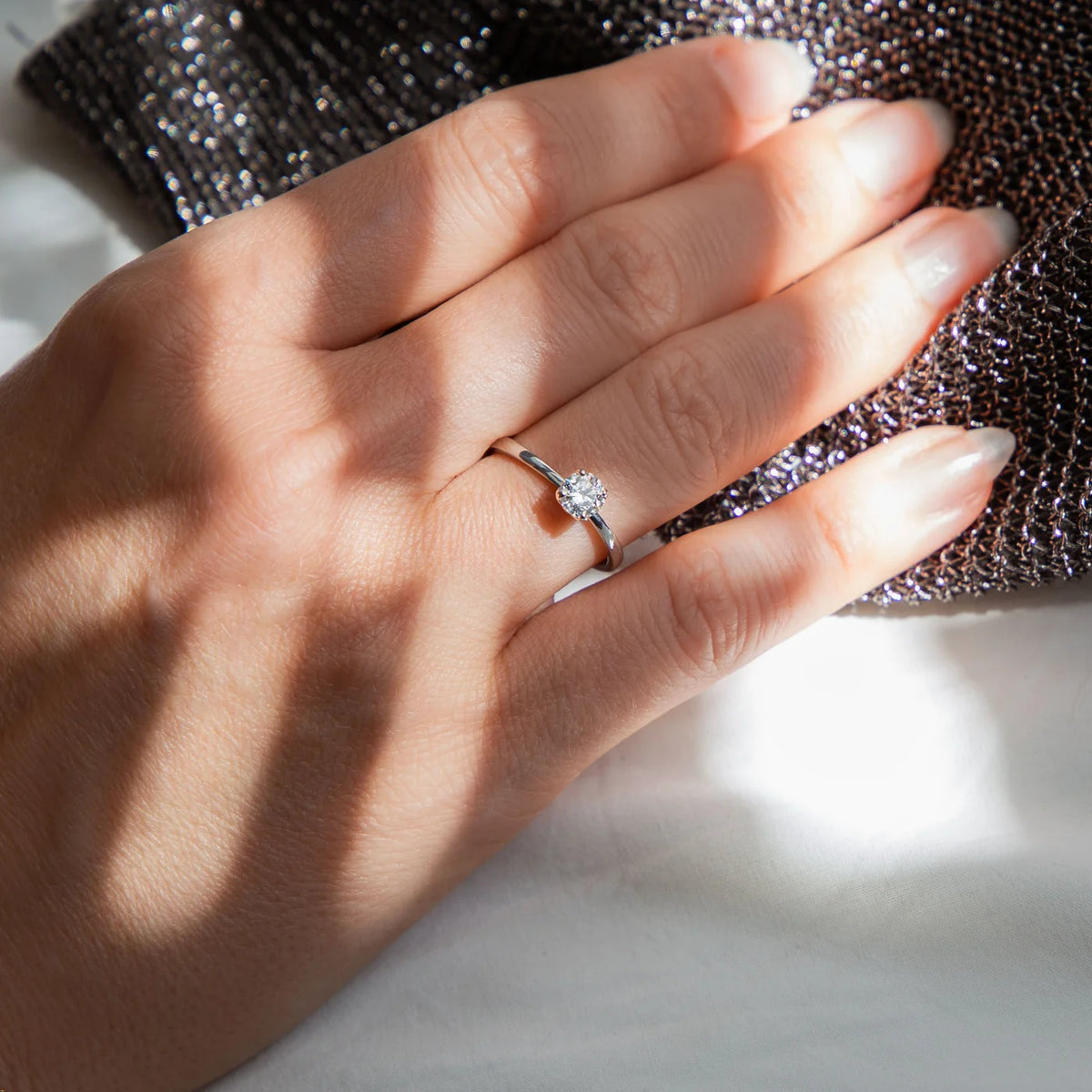 Ring Petite Fleur Solitär 0,50 ct aus 950er Platin mit Brillant - am Finger getragen, Schrägansicht
