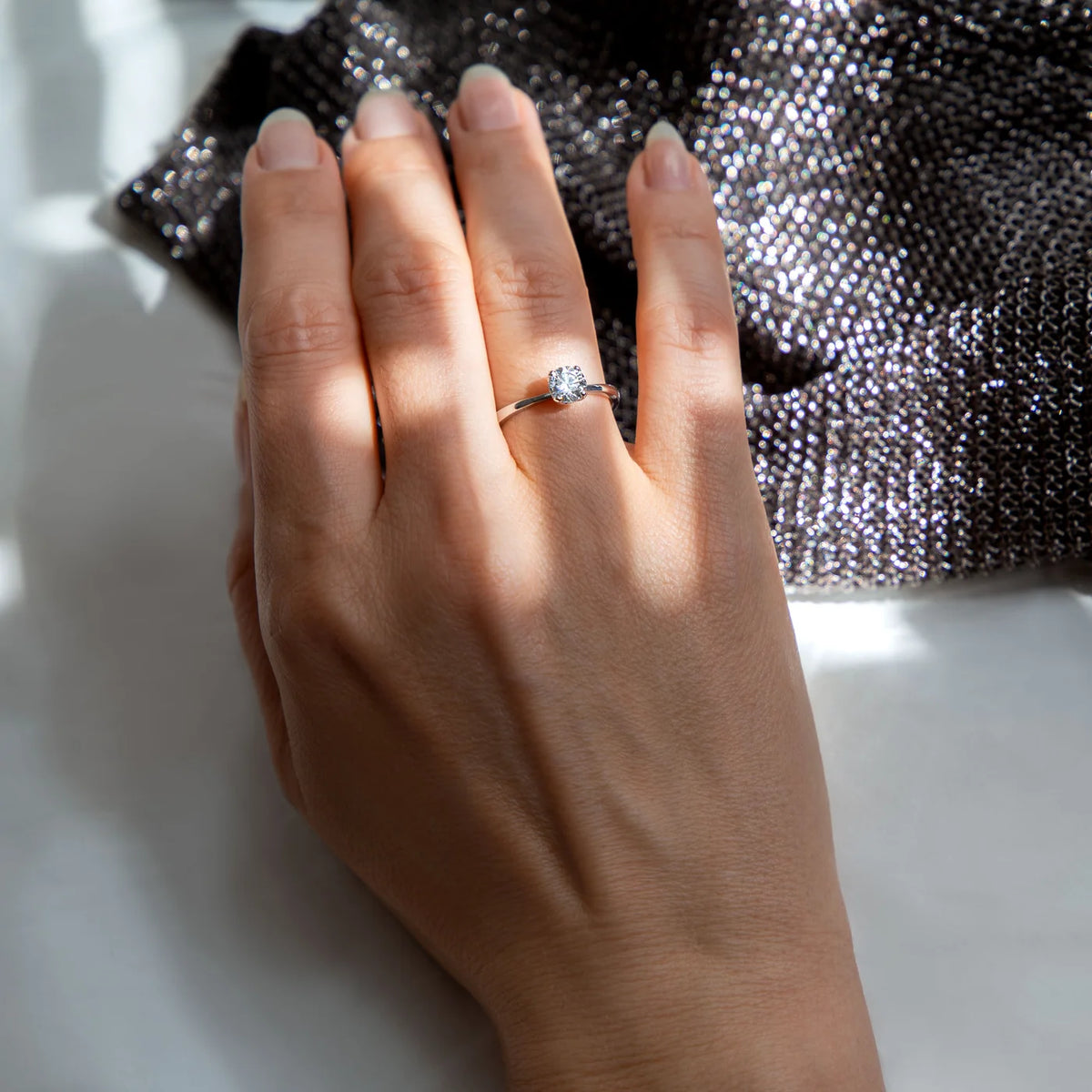 Ring Petite Fleur Solitär 0,75 ct aus 950er Platin mit Brillant - am Finger getragen, Aufsicht