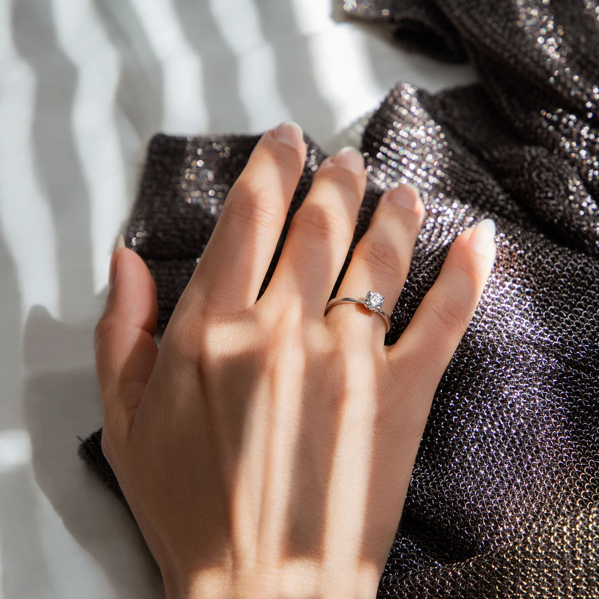 Ring Petite Fleur Solitär 0,75 ct aus 950er Platin mit Brillant - am Finger getragen, Schrägansicht