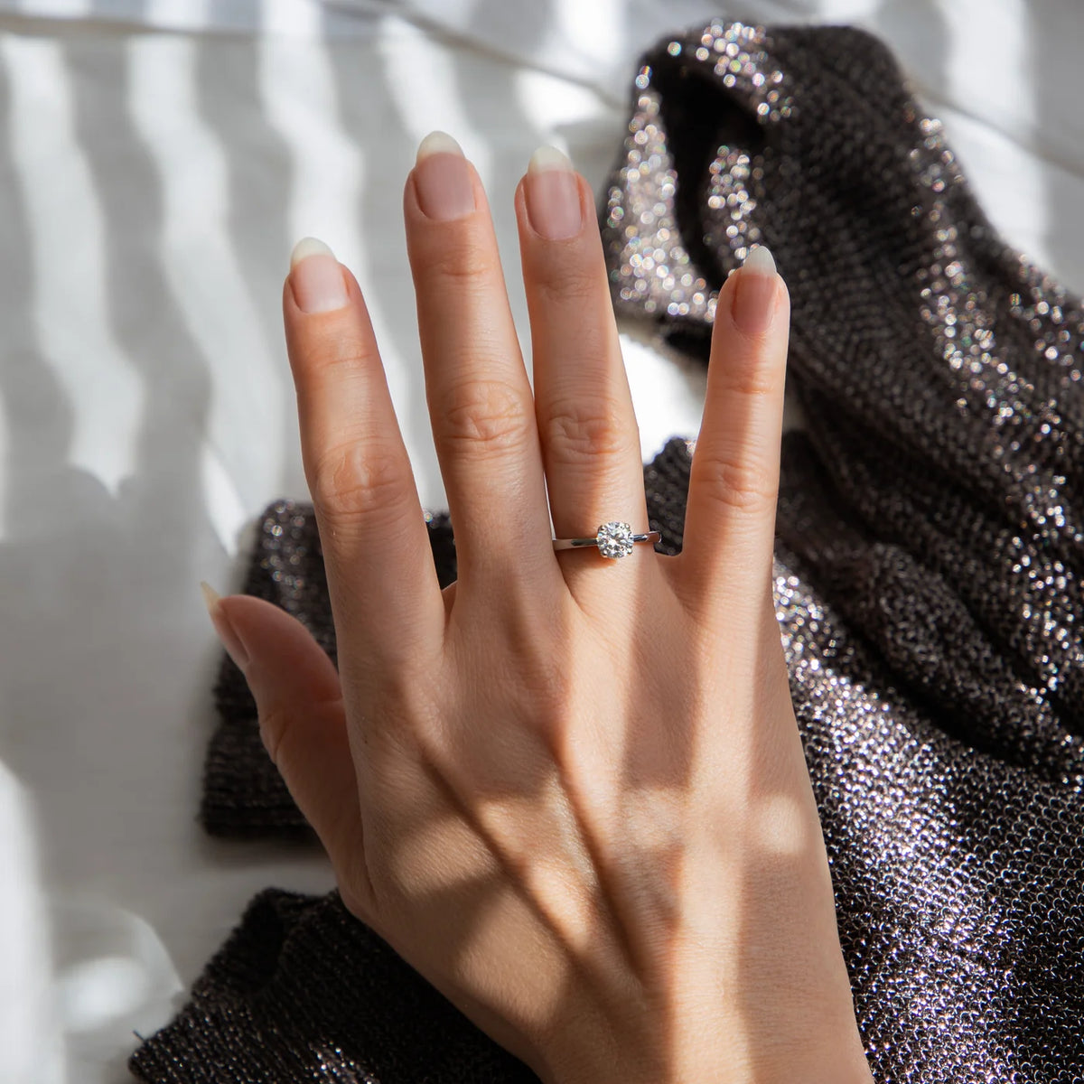 Ring Petite Fleur Solitär 1,00 ct aus 950er Platin mit Brillant - am Finger getragen, ganze Hand, Aufsicht