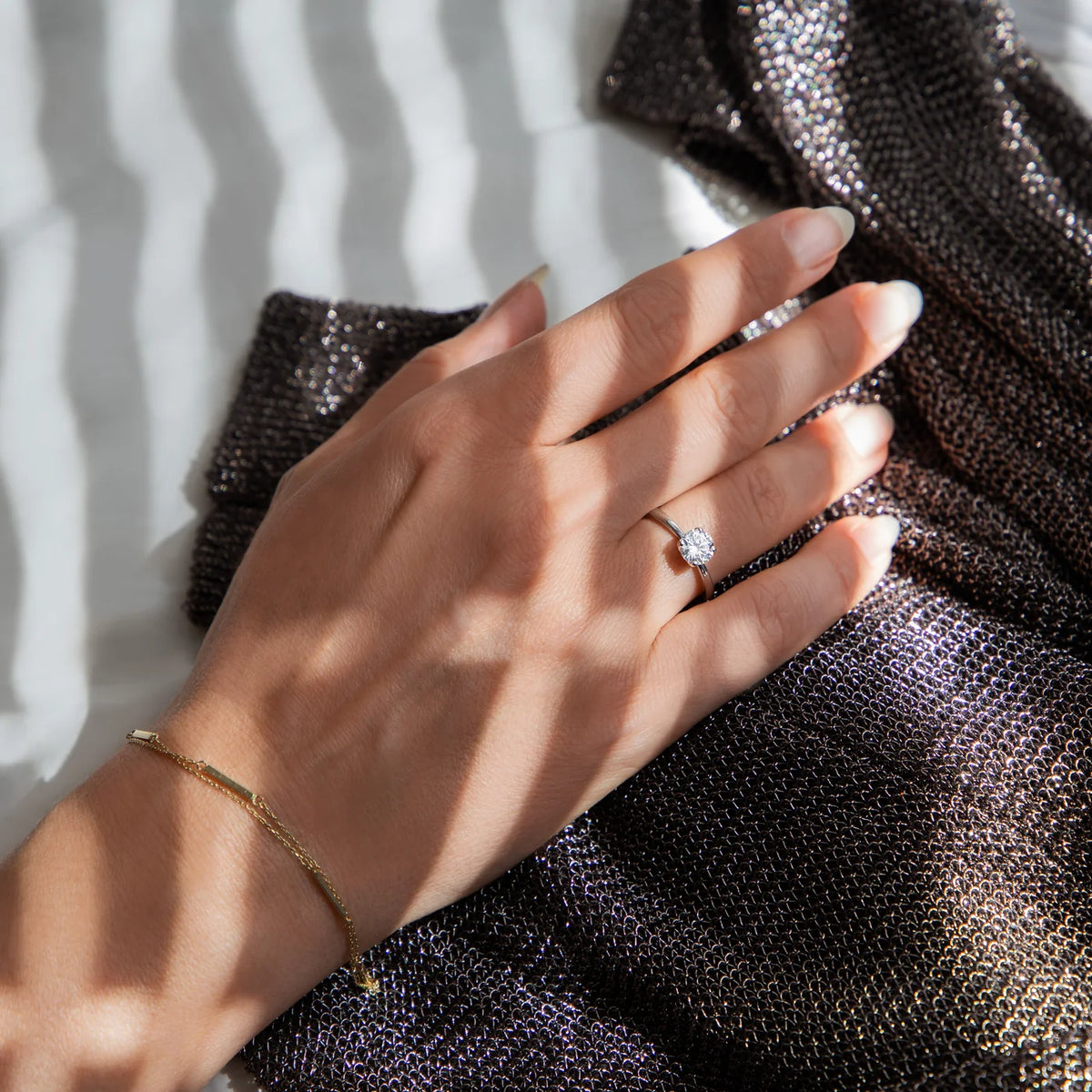 Ring Petite Fleur Solitär 1,00 ct aus 950er Platin mit Brillant - am Finger getragen, Aufsicht
