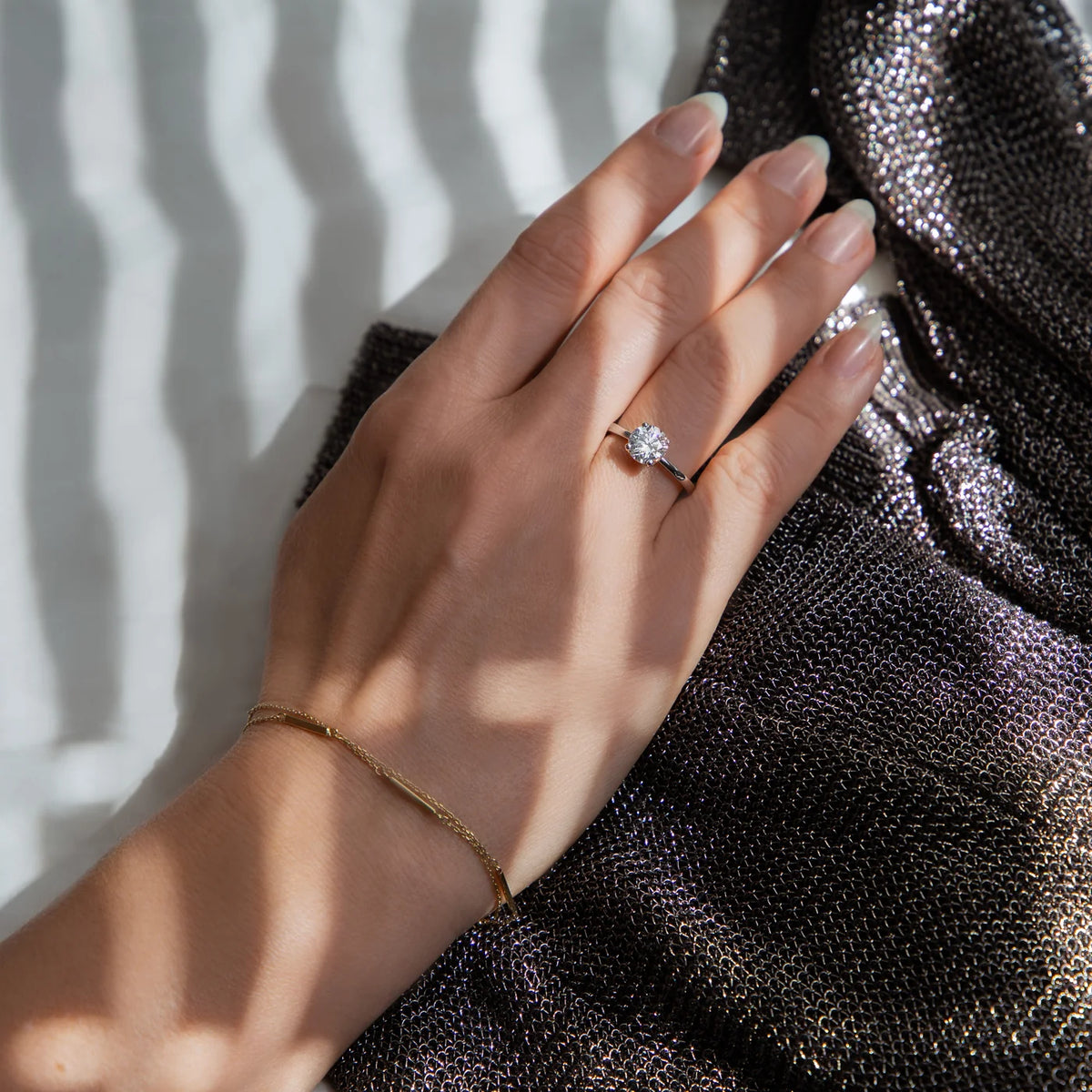 Ring Petite Fleur Solitär 1,50 ct aus 950er Platin mit Brillant - am Finger getragen, Aufsicht