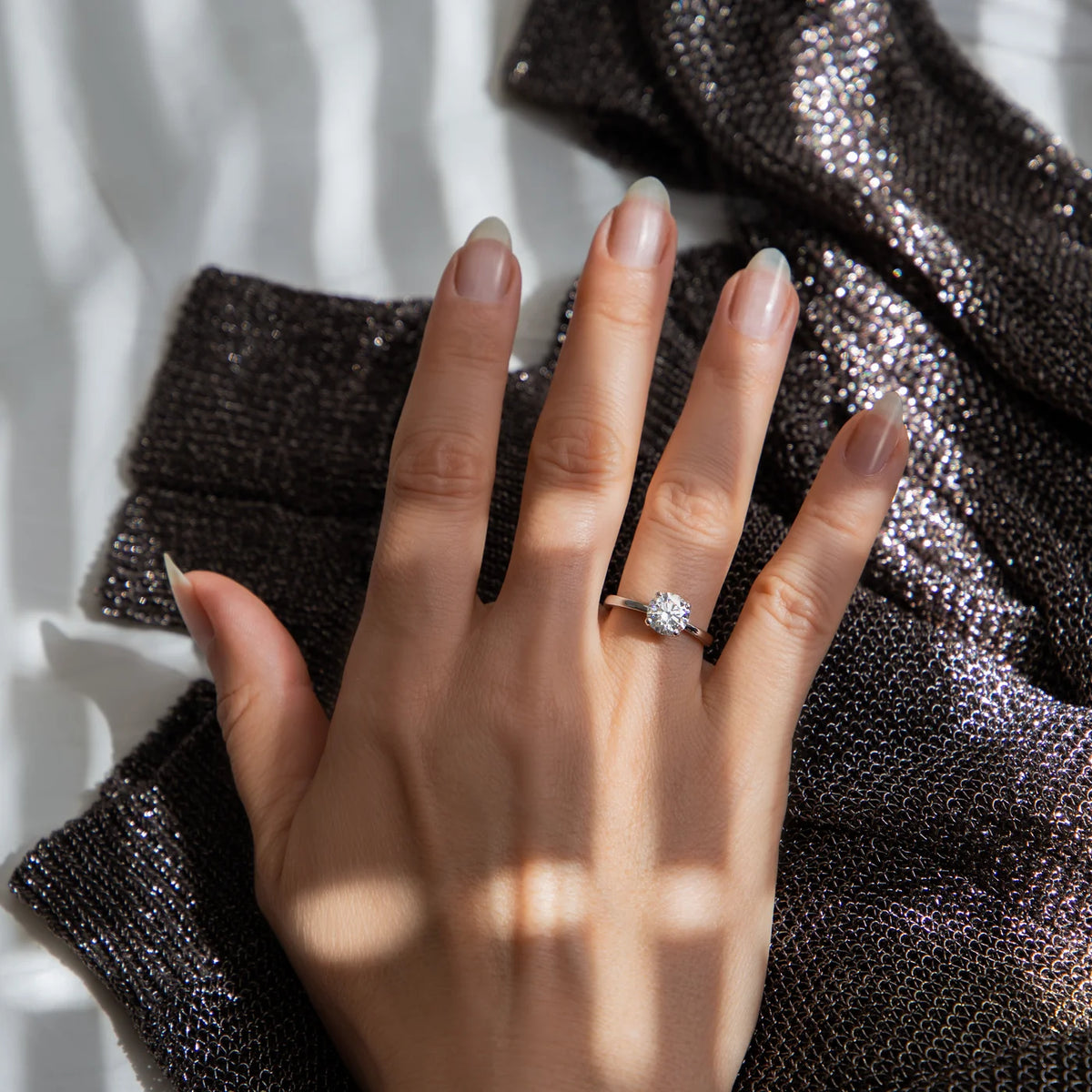 Ring Petite Fleur Solitär 1,50 ct aus 950er Platin mit Brillant - am Finger getragen, ganze Hand, Aufsicht