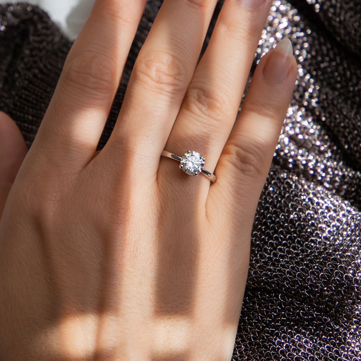 Ring Petite Fleur Solitär 1,50 ct aus 950er Platin mit Brillant - am Finger getragen, Aufsicht, Nahaufnahme