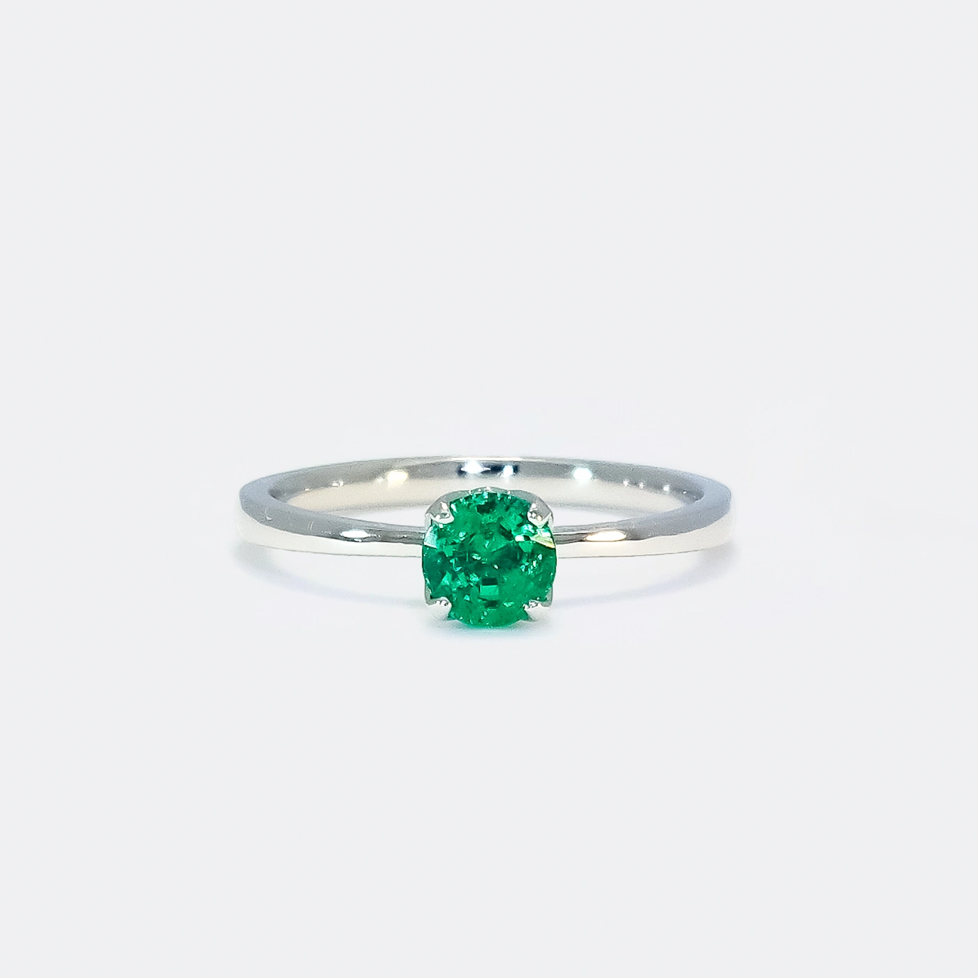 Ring Petite Fleur Solitär aus 950er Platin mit rundem grünem Smaragd 0,9 ct - Frontansicht