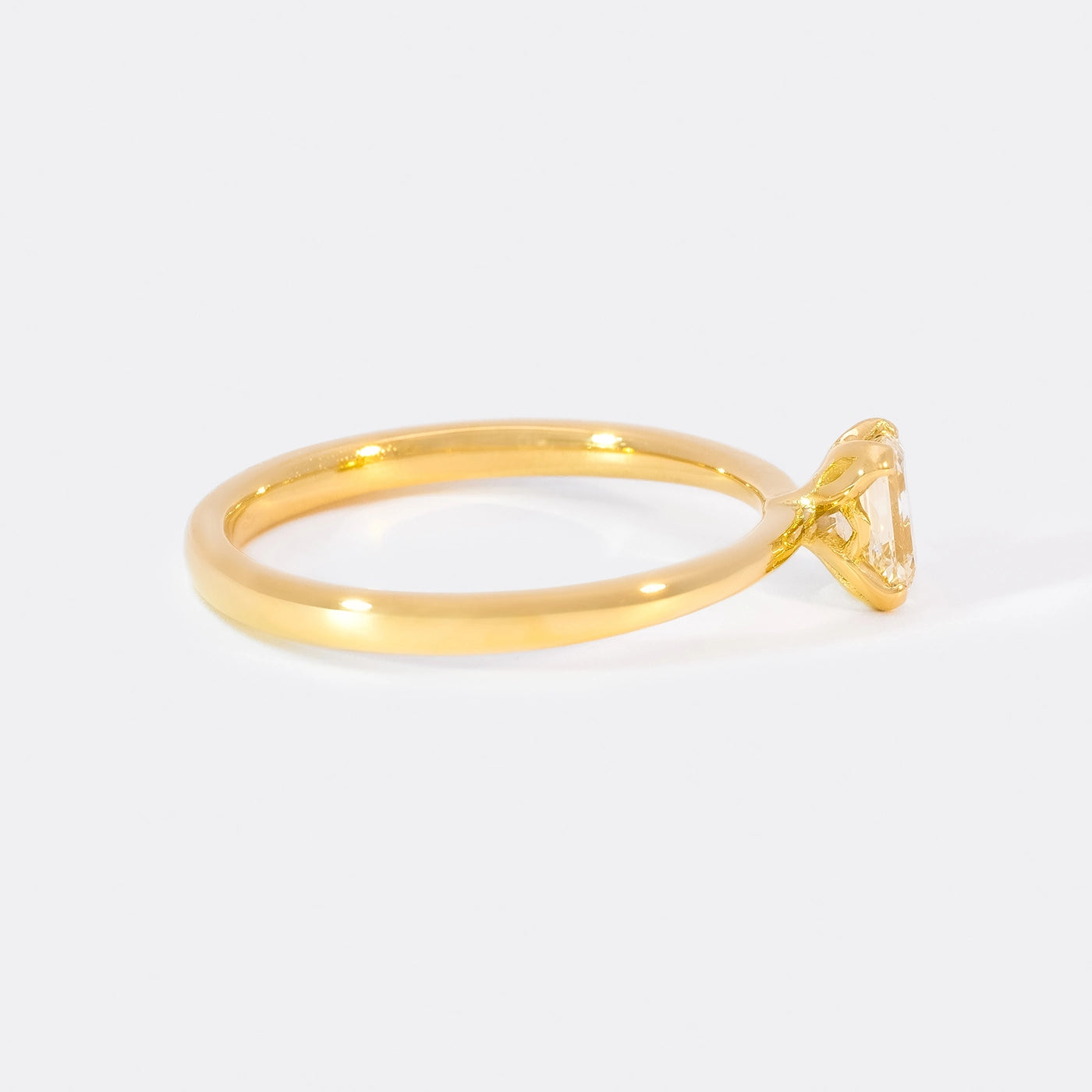 Ring Petite Fleur Solitär aus 750er Gelbgold mit Diamant im Smaragdschliff 0,50 ct - Seitenansicht 90° rechts